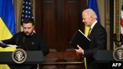 Президент США Джо Байден і президент України Володимир Зеленський йдуть після прес-конференції в Білому домі у Вашингтоні 12 грудня 2023 року. (Фото Mandel NGAN / AFP)