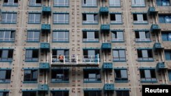 一名工人在北京一处住宅建筑工地上工作。(2023年9月6日)