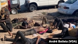 Les quatorze personnes qui ont survécu à la tragédie sont couchés à terre. (Photo: Andre Batista / VOA)