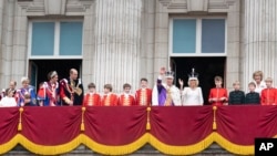 El rey Carlos III y la reina Camila aparecen en el balcón del Palacio de Buckingham, Londres, con miembros de la familia real, después de la ceremonia de coronación, el sábado 6 de mayo de 2023. (Stefan Rousseau/vía AP)