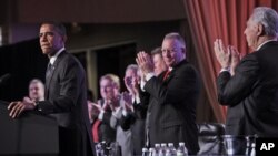 Los líderes sindicales aplauden de pie al presidente Barack quien habló el último día de abril en Washington.