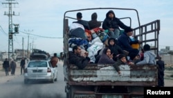 Warga Palestina tampak bergerak meninggalkan Rafah karena takut akan operasi militer yang dilancarkan Israel di wilayah tersebut, pada 13 Februari 2024. (Foto: Reuters/Mohammed Salem)