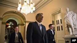 Ketua DPR John Boehner dari Ohio berjalan menuju ruang sidang DPR di Capitol Hill, Washington D.C (15/1). DPR Amerika telah mengesahkan RUU untuk menyediakan bantuan dana untuk pemulihan kembali wilayah yang terkena dampak badai Sandy senilai $51 miliar.