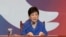 Tổng thống Nam Triều Tiên Park Geun Hye phát biểu trong một cuộc họp nội các khẩn cấp tại Nhà Xanh ở Seoul, Hàn Quốc, 9/12/2016.