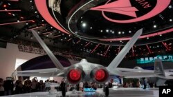 在廣東省珠海市舉行的第十五屆中國國際航空航天博覽會上展出的中國殲-35A隱形戰鬥機的半尺寸複製品。(2024年11月12日)
