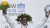 Eliud Kipchoge célèbre son trophée après avoir remporté le marathon de Berlin, Allemagne, le 16 septembre 2018