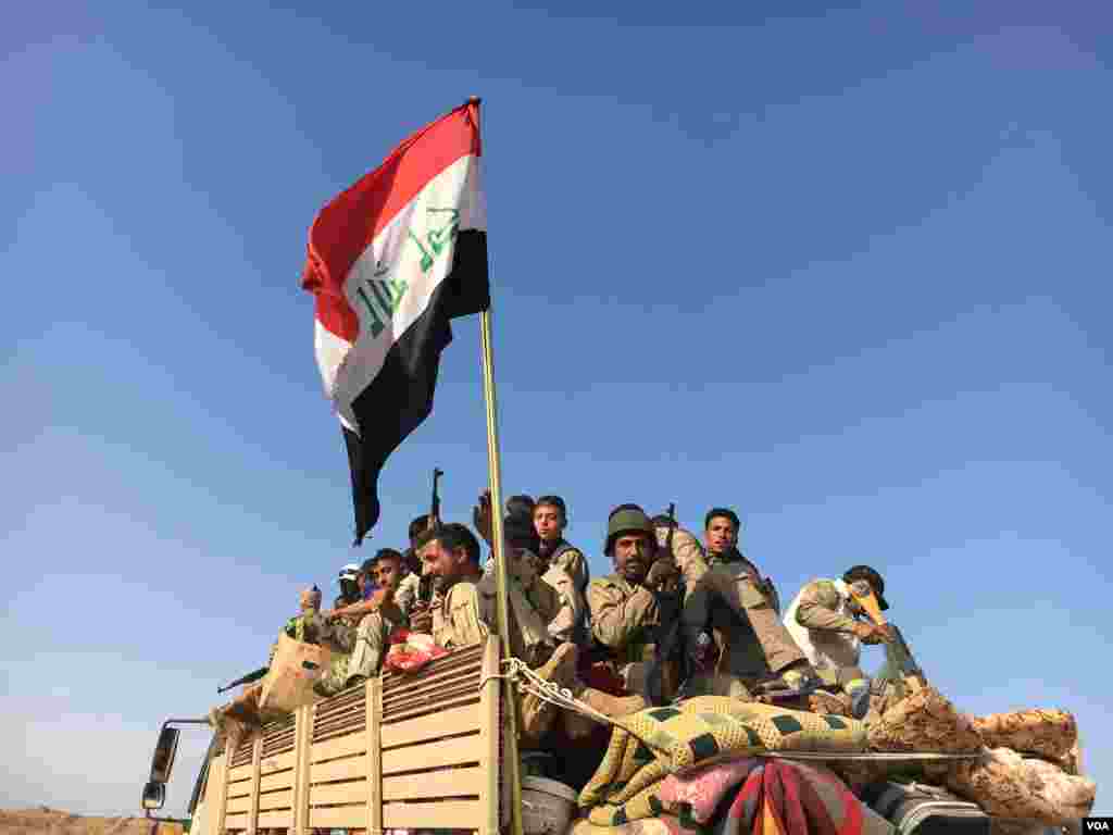 Iraqi military forces in Maamun, south of Mosul, Iraq, March 10, 2017. (K. Omer/VOA)