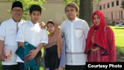 Nana Tegal dan keluarga tahun ini kembali tidak mudik lebaran karena masih harus menabung, sementara memiliki tugas mulia lainnya yaitu merawat ibunda yang mulai sepuh. (Dok. pribadi)