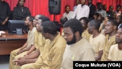 Des opposants angolais lors du premier jour de leur procès, à Luanda, 16 novembre 2015