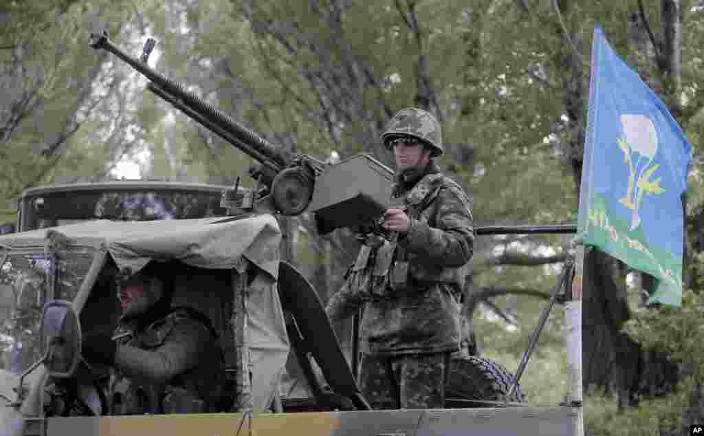 Hundreds of armed insurgents attacked a border guard encampment in eastern Ukraine as rebels nearby promised saftety for the officers if they surrendered the base and lay down arms, Slovyansk, June 2, 2014.&nbsp;