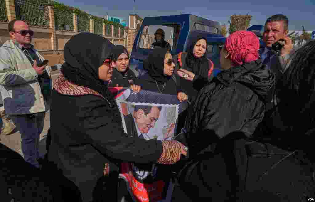 Egyptian police were on hand for crowd control during the procession. Mubarak was a controversial figure. Some Egyptians remember his 30-year rule as repressive and corrupt, while others revere him for promoting growth and stability. (Hamada Elrasam/VOA)