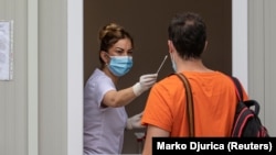 ARHIVA - Testiranje građana na prisustvo koronavirusa na Institutu Torlak