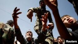 Seorang pria yang melarikan diri dari Ghouta timur menerima bantuan dari pasukan Rusia, di tempat perlindungan di Adra, dekat Damaskus, Suriah, 20 Maret 2018.