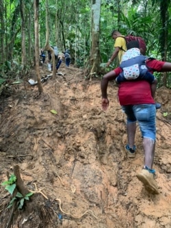 KK 穿越哥伦比亚原始森林时拍摄的前头的队友 （照片由KK提供）