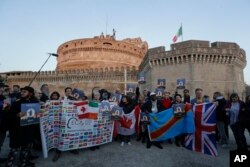 Orang-orang berkumpul saat doa malam untuk para korban pelecehan seksual di dekat Castle Sant' Angelo, di Roma, Kamis, 21 Februari 2019. (Foto: AP)