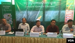 ក្រុម​អ្នកសង្កេតការណ៍​បោះឆ្នោត​ ធ្វើសន្និសីទ​ព័ត៌មាន​ស្តីពី​ស្ថានការណ៍​ក្រោយការ​បោះឆ្នោត​នៅ​រាជធានីភ្នំពេញ​ កាលពីថ្ងៃ​ទី​៥ ខែមិថុនា​ ឆ្នាំ​ ២០១៧។ (ហ៊ុល រស្មី/VOA)