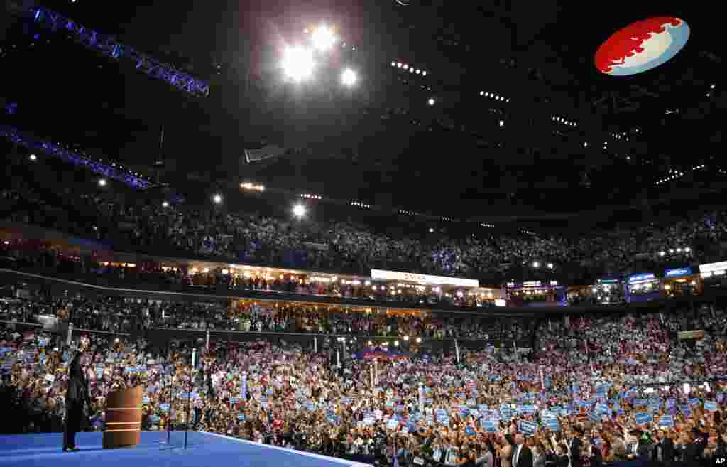 President Barack Obama waves after his speech at the Democratic National Convention in Charlotte, North Carolina, September 6, 2012.