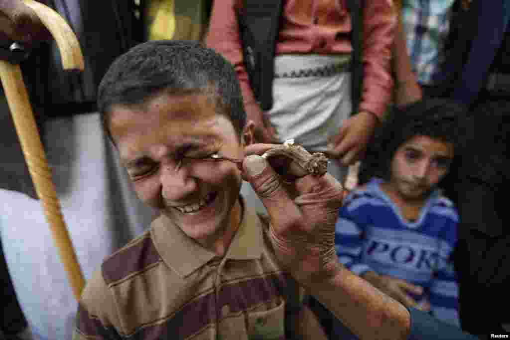 Seorang anak laki-laki memakai kohl, bedak kosmetik yang digunakan untuk perlindungan terhadap sakit mata, di Masjid Akbar di Sana&#39;a, Yaman, 29 Juni 2014.&nbsp;