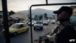 Des soldats de la 21e brigade d'infanterie motorisée patrouillent dans les rues de Buea, région du Sud-Ouest du Cameroun, le 26 avril 2018.