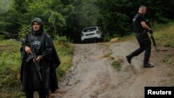 Притворите може дополнително да ги поттикнат тензиите во северниот дел на Косово, претежно со српско население, кој се граничи со Србија и кој беше забележан на насилство во последните недели