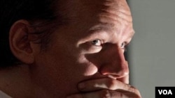El fundador de Wikileaks se encuentra en paradero desconocido mientras es buscado por Interpol.