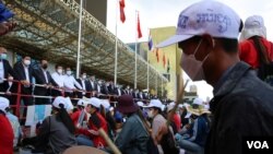 រូបឯកសារ៖ ក្រុមអតីតបុគ្គលិកណាហ្គាវើសលដ៍កំពុងធ្វើកូដកម្មនៅខាងមុខកាស៊ីណូណាហ្គាវើលដ៍ទាមទារឲ្យក្រុមហ៊ុនផ្តល់ដំណោះស្រាយលើការបញ្ឈប់បុគ្គលិក នាថ្ងៃទី២៨ ខែធ្នូ ឆ្នាំ២០២១។ (រូបថត៖ កាន់ វិច្ឆិកា/វីអូអេ)