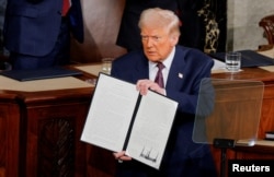 Rais Donald Trump akiwa amesaini amri ya utendaji.