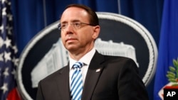 Wakil Jaksa Agung AS Rod Rosenstein sedang mendengarkan Jaksa Agung AS William Barr memaparkan hasil penyelidikan Jaksa Khusus Robert Mueller dalam kasus dugaan intervensi Rusia pada pilpres AS 2016, di Departemen Kehakiman, 18 April 2019, di Washington.
