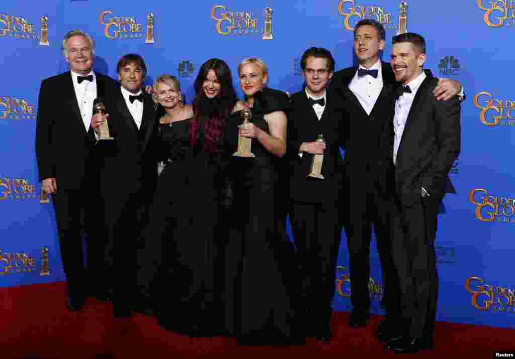 Para pemeran &quot;Boyhood&quot; berpose di belakang panggung dengan piala kemenangan mereka dalam Golden Globe ke 72 di Beverly Hills, California (11/1).