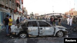 Cư dân Iraq tại hiện trường sau 3 vụ nổ bom chết người tại thành phố Sadr, ngày 22/9/2013. 