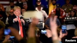 این نقاشی به نام &laquo;در رفتن&raquo; اثر علی شهبازی است