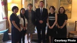 李文足推特上与亨特、吴百纳等人的合影