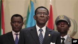 Le président équato-guinéen Teodoro Obiang Nguema (au centre)