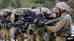 Tentara Israel berkumpul di sepanjang wilayah perbatasan Gaza Israel di Israel selatan pada 12 Desember 2023. (Foto: AFP)