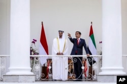 Pangeran Mahkota Abu Dhabi Sheikh Mohammed bin Zayed Al Nahyan (kiri), berbincang dengan Presiden Joko Widodo di Istana Kepresidenan RI di Bogor, Rabu, 24 Juli 2019.