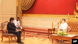 Utusan dari Perhimpunan Bangsa-Bangsa Asia Tenggara mengadakan pembicaraan dengan junta Myanmar, menurut saluran televisi pemerintah di Yangon. (Foto: AFP)