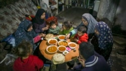 Sebuah keluarga Palestina menikmati Iftar, makanan berbuka puasa, selama bulan Ramadan di apartemen mereka yang rusak di Jabaliya, Jalur Gaza utara (foto: ilustrasi). 