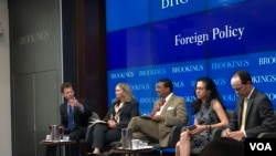 前国务院高官马洛利·斯图尔特Mallory Stewart（右二）与弗兰克·罗斯（右三）2019年7月31日出席布鲁金斯研究院讨论会（美国之音黎堡）
