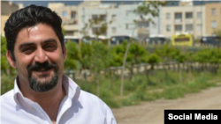 رضا سیگارچی که ناراحتی قلبی دارد، یکی از دروایش محبوس در زندان فشافویه است 