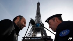 Un officier de police français s'entretient avec le Premier ministre français Edouard Philippe lors de sa visite pour marquer la fin de l'état d'urgence de deux ans imposé en France, Paris, 1er novembre 2017 
