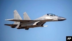 资料照：中国军机歼-20在台湾附近空域活动。2021年10月2日，有30多架中国军机飞向台湾。