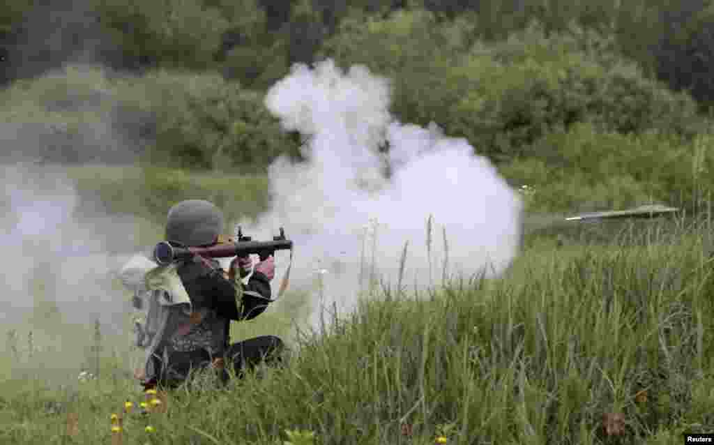 A member of the &quot;Donbass&quot; self-defense battalion trains at a National Guard of Ukraine&nbsp;base, near Kyiv, June 2, 2014.&nbsp;