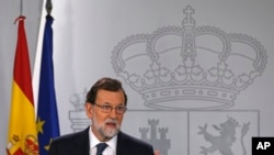 Perdana Menteri Spanyol menyampaikan pernyataan di Istana Moncloa, Madrid, 11 Oktober 2017. Kabinet Spanyol mengadakan pertemuan darurat untuk membahas tanggapan pemerintah atas desakan sejumlah pemimpin Catalonia yang menginginkan kemerdekaan bagi wilayah semi-otonom tersebut.