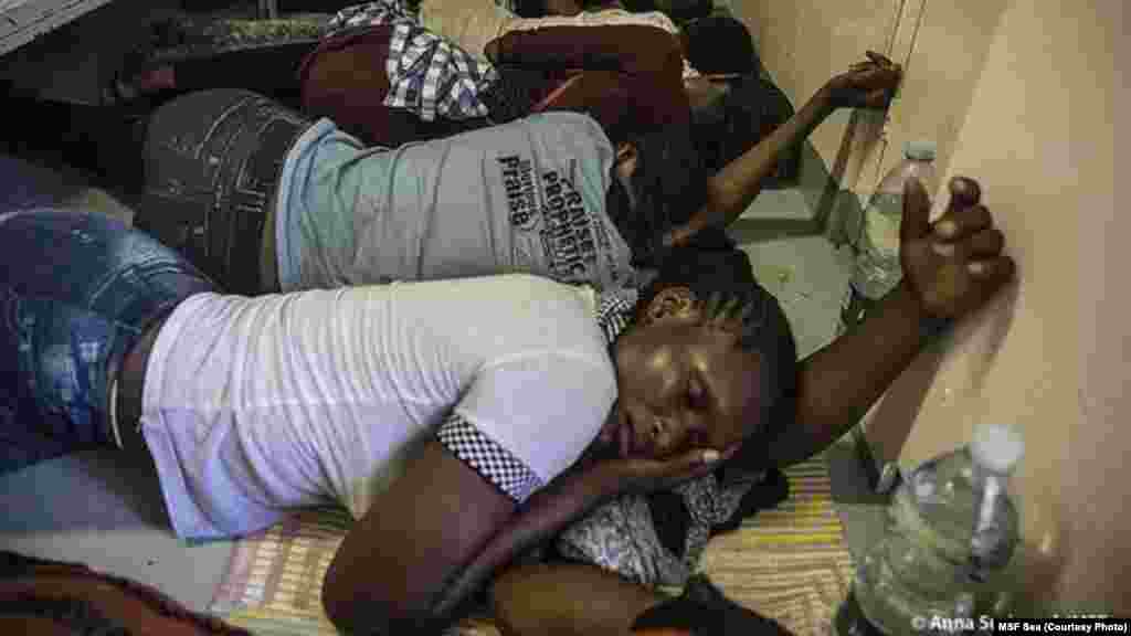 Sur 119 personnes secourues lundi 4 août, 40 sont femmes. Elles se reposent, sou le poids de la fatigue, sur le pont du bateau Dignité.