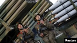 Soldats nord-coréens devant des lance-roquettes lors du défilé célébrant le 70e anniversaire du Parti des travailleurs au pouvoir en Corée du Nord, à Pyongyang, le 10 Octobre 2015