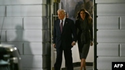 “Ми з Першою леді вшановуємо американських жінок усіх поколінь і різного походження”, – заявив президент СШа Дональд Трамп. Президентське подружжя перед виступом у Конгресі, Вашингтон, 4 березня 2025 року. ROBERTO SCHMIDT/AFP