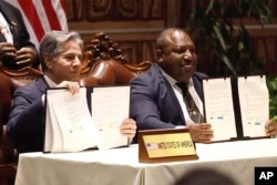 Menteri Luar Negeri AS Antony Blinken (kiri) dan Perdana Menteri Papua Nugini James Marape usai penandatanganan perjanjian baru pakta keamanan di Port Moresby, Papua Nugini Senin, 22 Mei 2023. (Australian Broadcasting Corp. via AP)