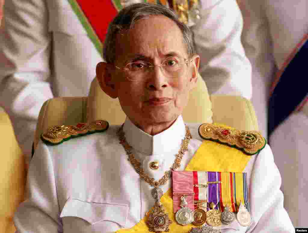 Raja Thailand Bhumibol Adulyadej meninggalkan Rumah Sakit Siriraj Hospital untuk menghadiri sebuah upacara di Istana di Bangkok, 2010. (Reuters/Sukree Sukplang)