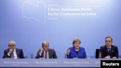 L'émissaire des Nations Unies pour la Libye Ghassan Salame, le secrétaire général de l'ONU, Antonio Guterres, la chancelière allemande Angela Merkel et la ministre allemande des Affaires étrangères Heiko Maas pendant la conférence de presse après le sommet sur la Libye.