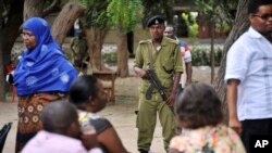 Un policier tanzanien patrouille dans les rues de Dar es Salaam, Tanzanie, le 28 octobre 2015.